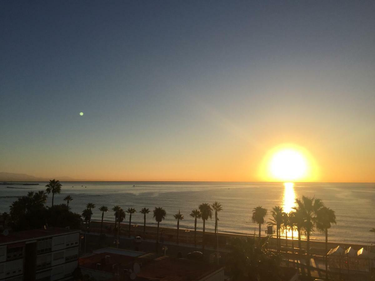 Luxury Beachfront Apartment In Benalmadena Costa Bagian luar foto